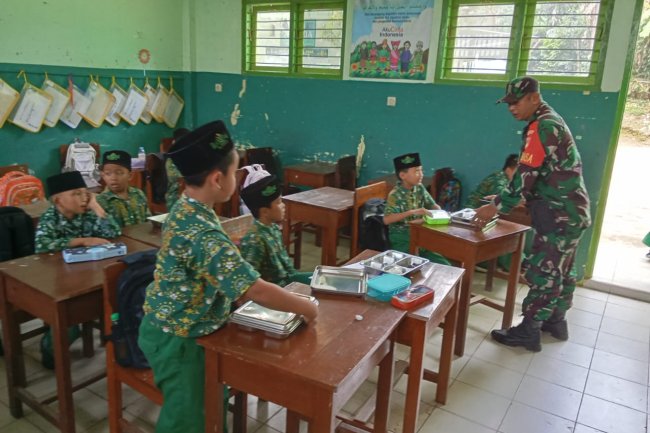 2 Orang Anggota Babinsa Koramil 01 Bna Laksanakan Pendampingan MBG Di Wilayah Kecamatan Pagedongan