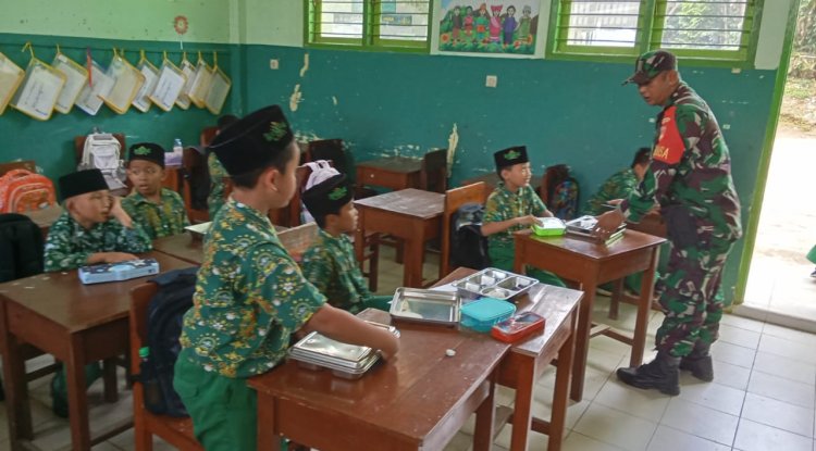 2 Orang Anggota Babinsa Koramil 01 Bna Laksanakan Pendampingan MBG Di Wilayah Kecamatan Pagedongan