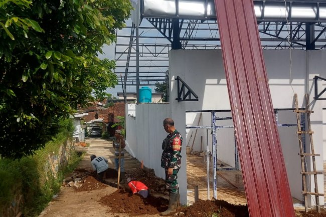 Babinsa Koramil 01 Banjarnegara Awasi Pembangunan KDKMP di Kelurahan Sokanandi
