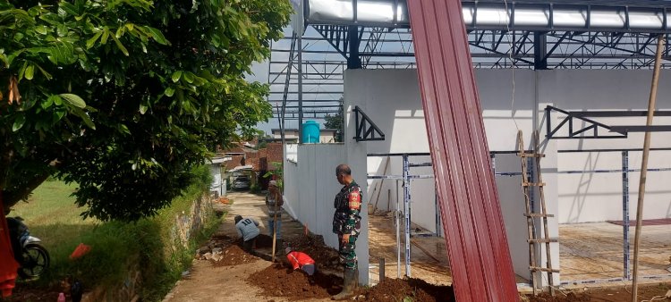 Babinsa Koramil 01 Banjarnegara Awasi Pembangunan KDKMP di Kelurahan Sokanandi